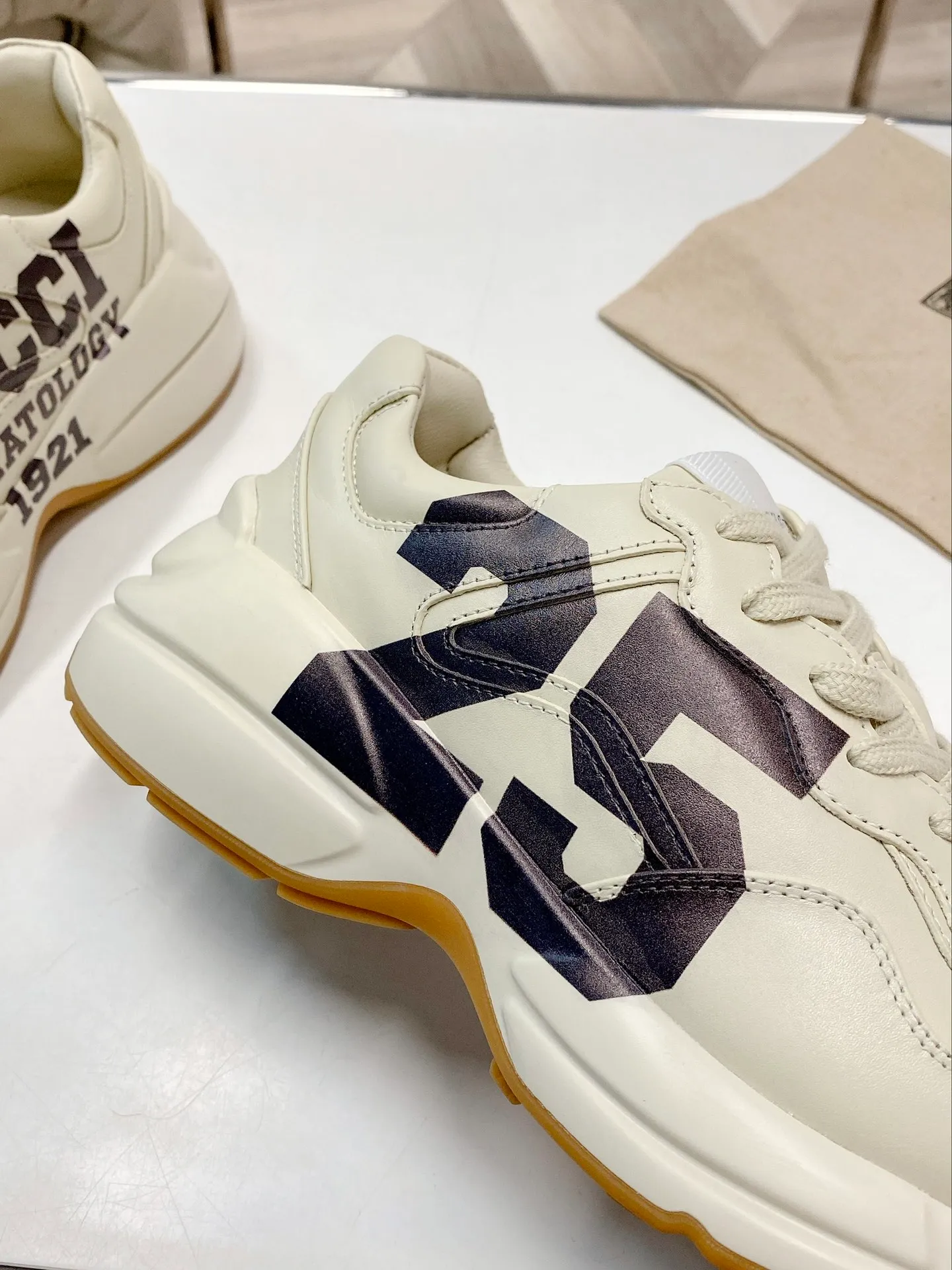 👟👟Ex-factory price 480👟👟 Women's shoes, women's clothing, upgraded version 2022 Gucci Gucci top version couples' dad shoes series is new! 🖤 ⚠GG couple’s dad shoes have been popular in recent years; new colors are updated constantly; Gucci has updated new colors in 2022, and our home and counters have new ones at the same time. This classic dad shoe has celebrities and Internet celebrities Anchors and others are sure to plant grass and call ❤ Classic fashion style, distressed leather surface, 5D drawing printing; mixed surface splicing colors, etc... Original customization (off-white eco-friendly cowhide, first layer of cowhide inside), original outsole... Shiny colorful drawings embellish the sides of the shoe body, old color rubbing, package production technology, 1:1 creation / only to make the best shoes. Size: Women’s 35-45